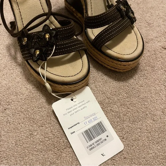 Authentic LV sandals Size 36.5 - Picture 6 of 9